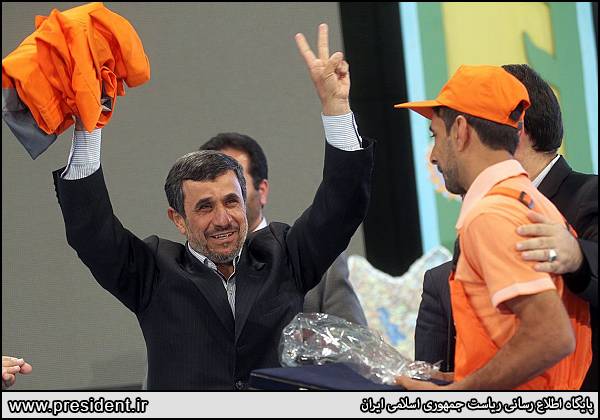 احمدی نژاد در حاشیه سخنرانی روز خلیج فارس